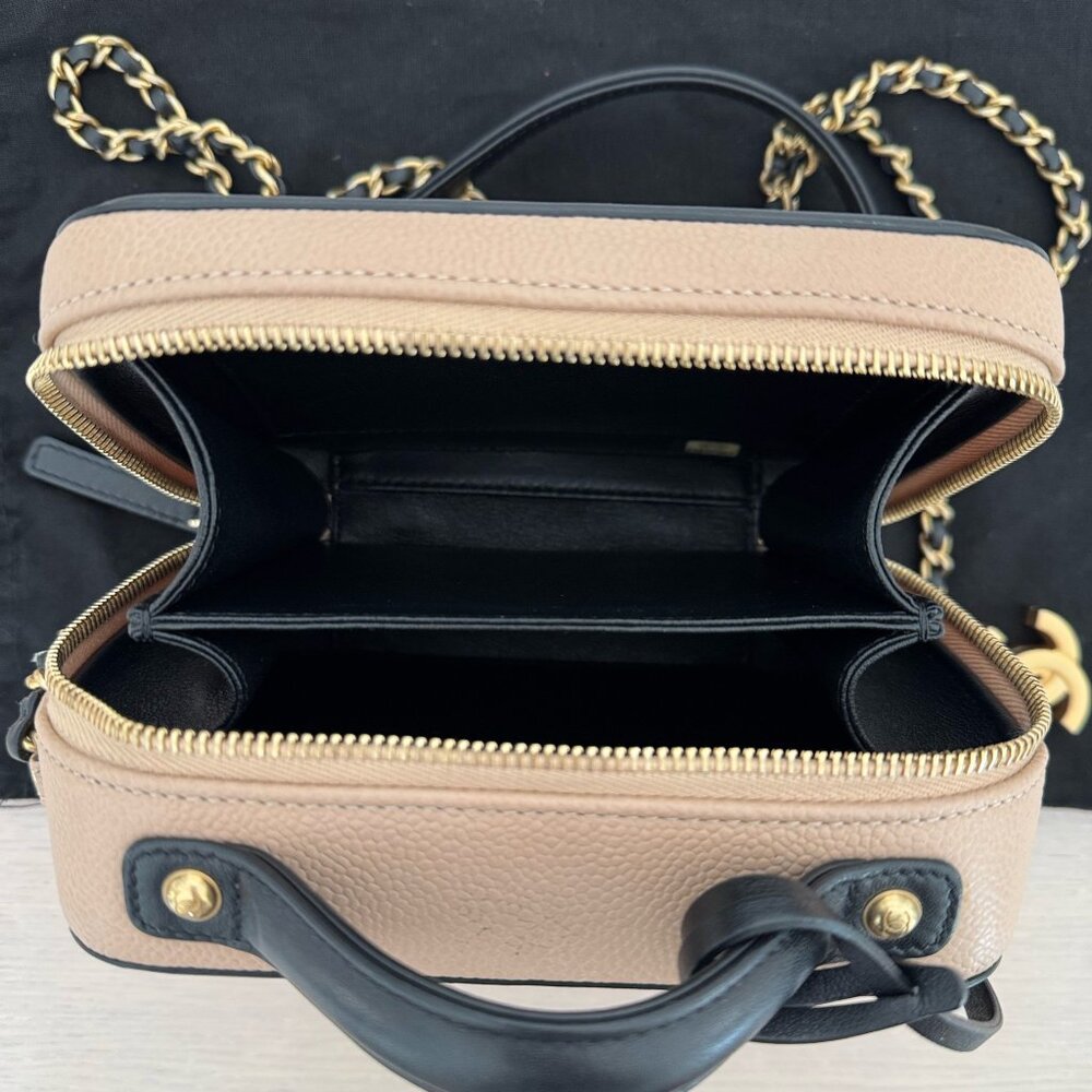 Chanel Small CC Filigree Vanity Case Black and Beige Caviar Antique Gold Hardwar - Picture 4 of 15